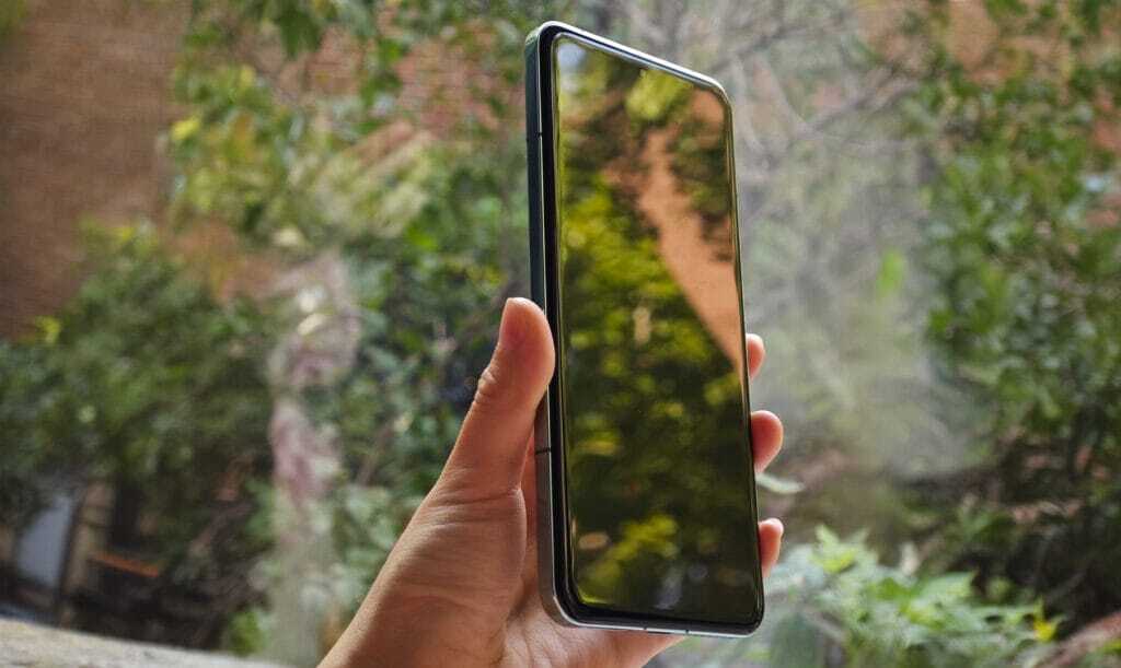 Конец эры изгибов: Почему Xiaomi и другие бренды отказываются от кривых экранов
смартфонов