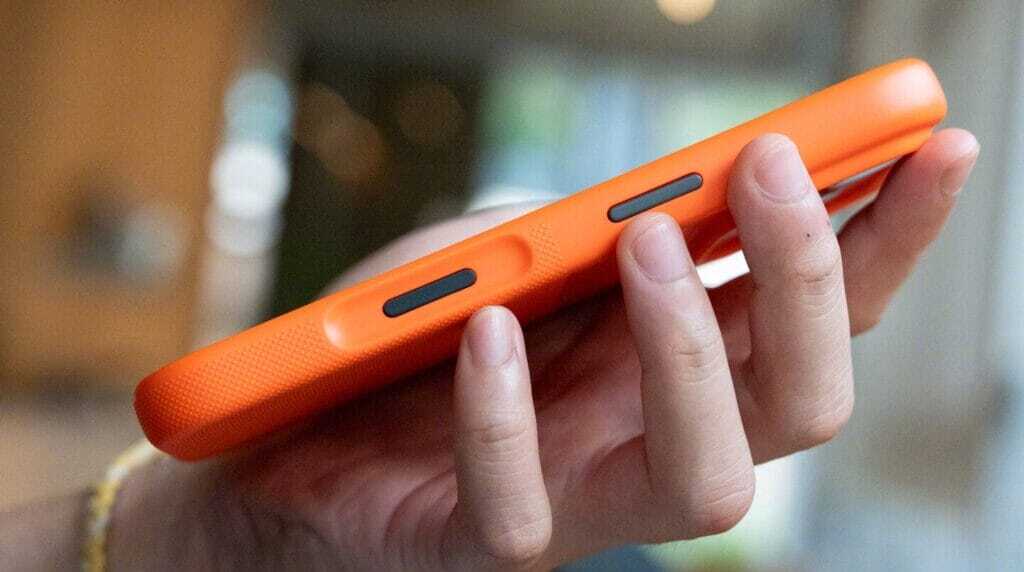 Почему Xiaomi отказалась от кнопки камеры как у iPhone 16 Pro: выбор в пользу
автономности и инноваций